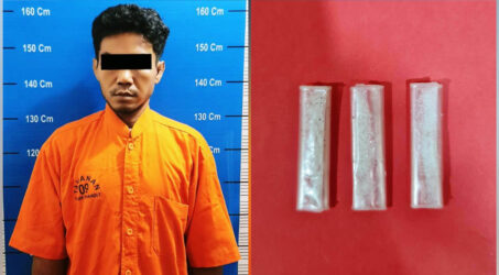 FOTO : Tersangka AW (36) berikut dengan barang bukti yang duga Narkotika jenis sabu.