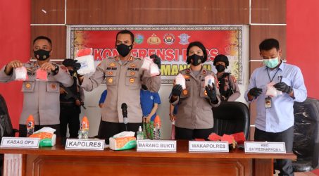 FOTO : Kapolres Lamandau, AKBP Arif Budi Purnomo beserta jajaran saat menunjukan barang bukti sabu seberat 2 kilogram pada konferensi pers di aula Mapolres setempat, Selasa (7/12/2021).